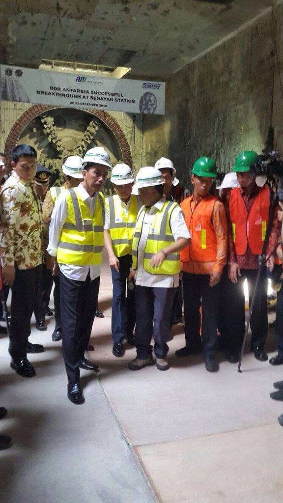 Presiden Jokowi saat meninjau Stasiun Senayan.