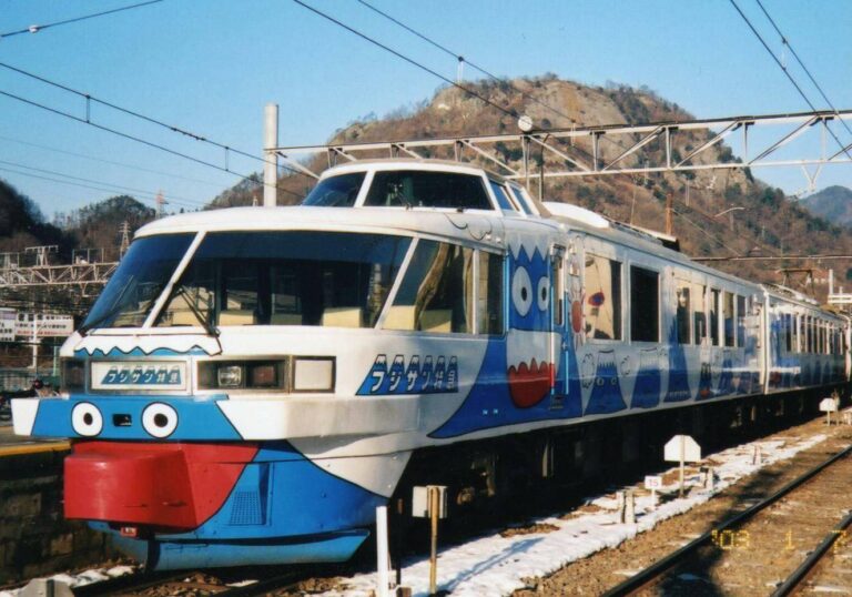 KRL Seri 2000 milik Fujikyu | Foto Oleh: Cassiopeia Sweet