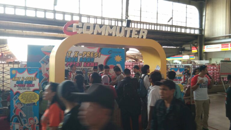Suasana stand Commuter Line di siang hari