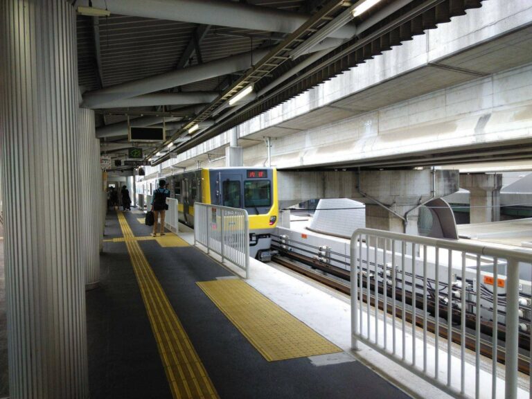 LRT Saitama New Urban Transit. Lihat ban karetnya. 