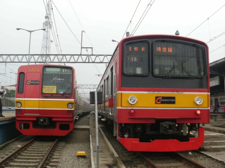 KRL seri 6000 eks-Tokyo Metro dan 205 eks-JR East di stasiun Bogor