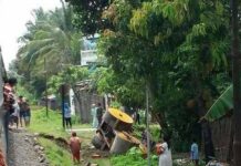 Stoom Nyebrang Rel, Dikasihtau Ada Kereta Malah Dicuekin, Ya Ketabrak Lah