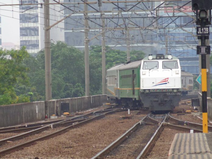 Kereta Api Argo Parahyangan Jembatan Tol Cisomang Bergeser