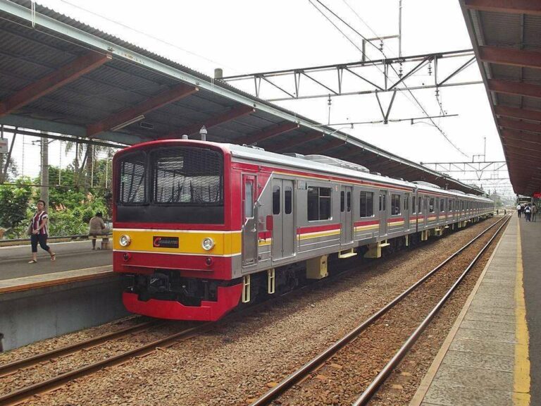 KRL JR 205 eks-Jalur Nambu (NaHa 39) di Stasiun Depok