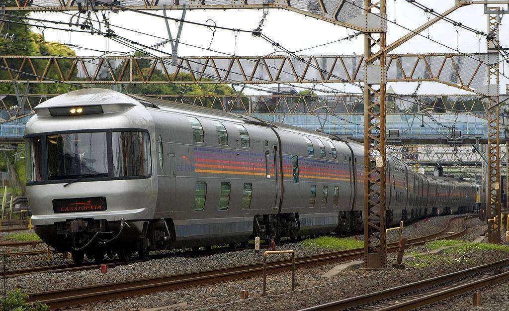 1024px-JR_East_E26_Suronefu-E26_side KA Mewah Cassiopeia