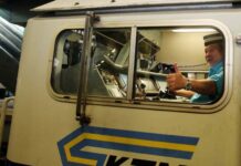 Sultan Johor Kemudikan Lokomotif KLB-nya Sendiri! Sultan di Malaysia ini Kemudikan Lokomotif