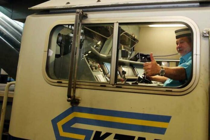 Sultan di Malaysia ini Kemudikan Lokomotif