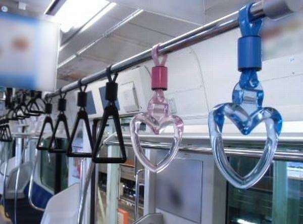 Hand straps (gantugan tangan) di KRL | Sumber: (klik foto)