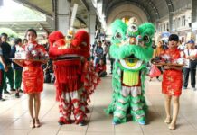Meriahkan Imlek 2016, Barongsai Hibur Penumpang KRL