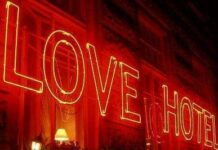 Model Bikini, Kepergok ke Love Hotel Bareng Om-Om, Minggat Deh