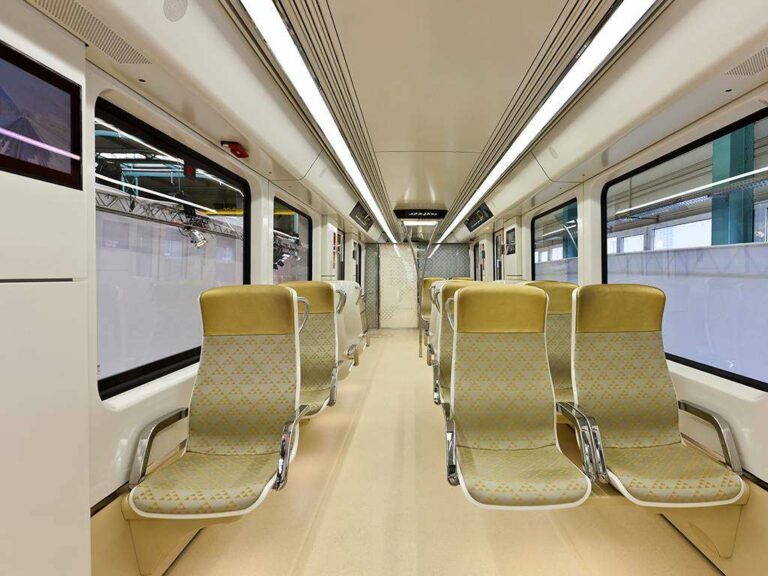 Siemens liefert insgesamt 74 Metrofahrzeuge vom Typ Inspiro. Die aus Aluminium gefertigten Züge fahren auf Normalspur und können eine Geschwindigkeit von bis zu 90 Stundenkilometern erreichen. Die 2- und 4-teiligen Züge sind auf die klimatischen Verhältnisse der Region ausgelegt. Dazu gehört eine größere Klimaanlage, die auch bei extremer Hitze ausreichende Kühlleistung liefert. Ferner wurden die Drehgestelle, der Fahrantrieb, die Bremsen und die Türen mit speziellen Filtern und Dichtungen versehen, um das Eindringen von Sand zu vermindern. Siemens is to supply 74 Inspiro type metro trains. These trains with their all-aluminum car bodies are designed to run on standard-gauge track at a top speed of 90 km/h. The 2 and 4-car train configurations have been designed with the region's climate in mind. One such feature is a more powerful air conditioning system, capable of delivering sufficient cooling capacity even in extreme heat. In addition, the bogies, traction drive, brakes and doors have been fitted with special seals and filters in order to prevent the ingress of sand.