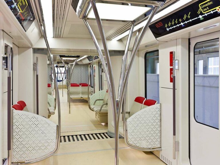 Siemens liefert insgesamt 74 Metrofahrzeuge vom Typ Inspiro. Die aus Aluminium gefertigten Züge fahren auf Normalspur und können eine Geschwindigkeit von bis zu 90 Stundenkilometern erreichen. Die 2- und 4-teiligen Züge sind auf die klimatischen Verhältnisse der Region ausgelegt. Dazu gehört eine größere Klimaanlage, die auch bei extremer Hitze ausreichende Kühlleistung liefert. Ferner wurden die Drehgestelle, der Fahrantrieb, die Bremsen und die Türen mit speziellen Filtern und Dichtungen versehen, um das Eindringen von Sand zu vermindern. Siemens is to supply 74 Inspiro type metro trains. These trains with their all-aluminum car bodies are designed to run on standard-gauge track at a top speed of 90 km/h. The 2 and 4-car train configurations have been designed with the region's climate in mind. One such feature is a more powerful air conditioning system, capable of delivering sufficient cooling capacity even in extreme heat. In addition, the bogies, traction drive, brakes and doors have been fitted with special seals and filters in order to prevent the ingress of sand.