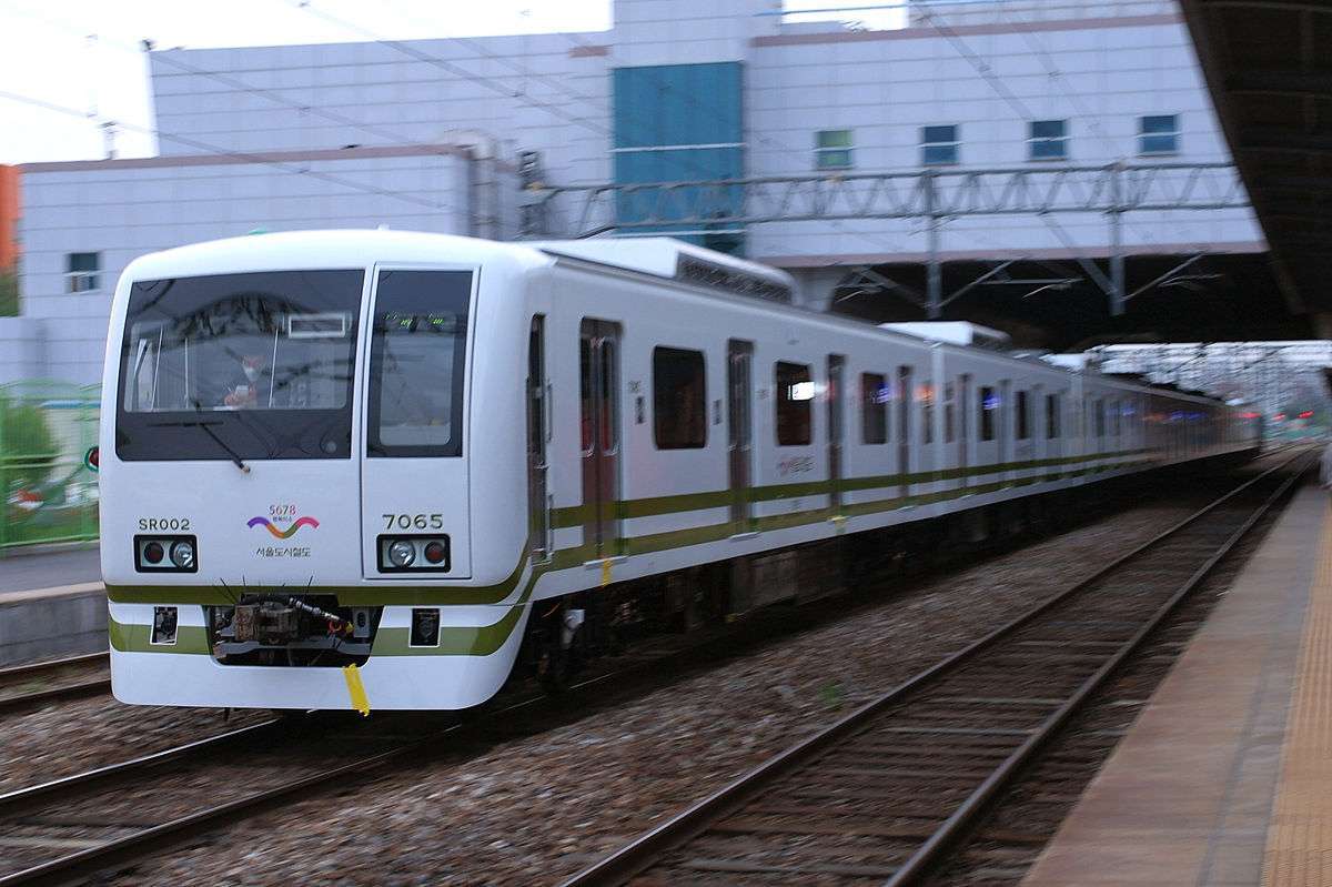 1200px-SMRT_EMU_SR002