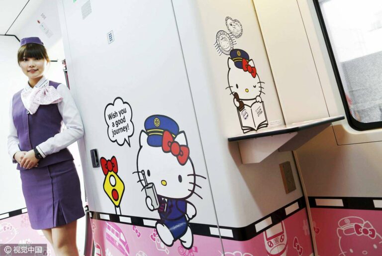 Pramugari kereta Taiwan di dalam salah satu kereta tematik Hello Kitty | Foto: CCTV News