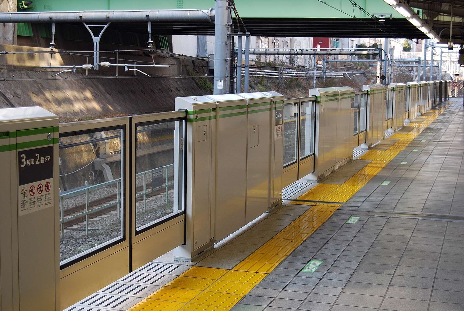 Pintu Peron pada stasiun Meguro | Foto: commons.wikimedia.org
