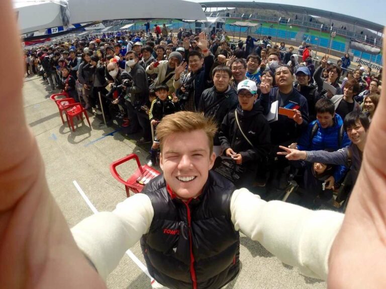 Nick Cassidy bersama para penggemar Super GT saat sesi uji coba resmi pertama (20 Maret 2016) di Sirkuit Okayama (sumber: twitter.com/nickcassidy_).