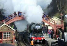 Luar Biasa, Railfans Ini Melamar Gadis Idaman di Atas Lokomotif Legendaris!
