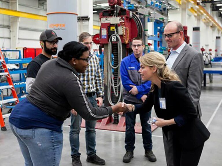 tn_us-siemens-scaramento-plant-fra-visit-staff