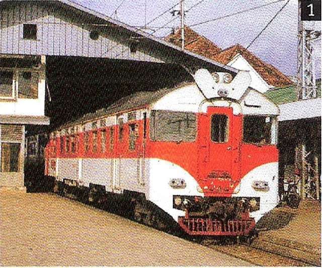 KRD Gunung Jati di Stasiun Jatinegara | Sumber foto: cc2041104yk.blogspot.co.id / Anonim