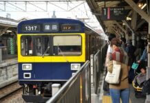 Unik, Interior KRL Milik Tokyu Ini Bernuansa Kayu!