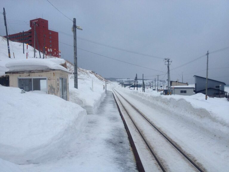 Stasiun Reuke yang plat namanya juga hilang| Foto: http://static.panoramio.com/