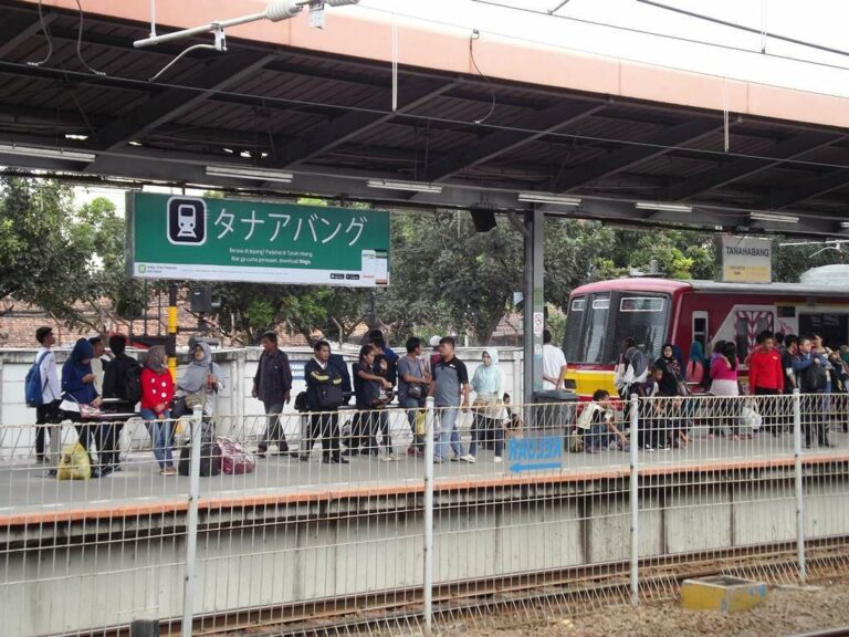 Papan nama Stasiun Tanah Abang dengan bahasa Jepang dan KRL eks-Tokyo Metro seri 05 | Foto: Fasubkhanali