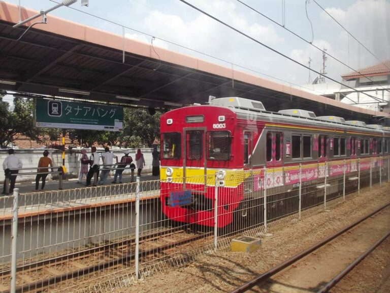 Papan nama Stasiun Tanah Abang dengan bahasa Jepang dan KRL eks-Tokyu seri 8000| Foto: Fasubkhanali