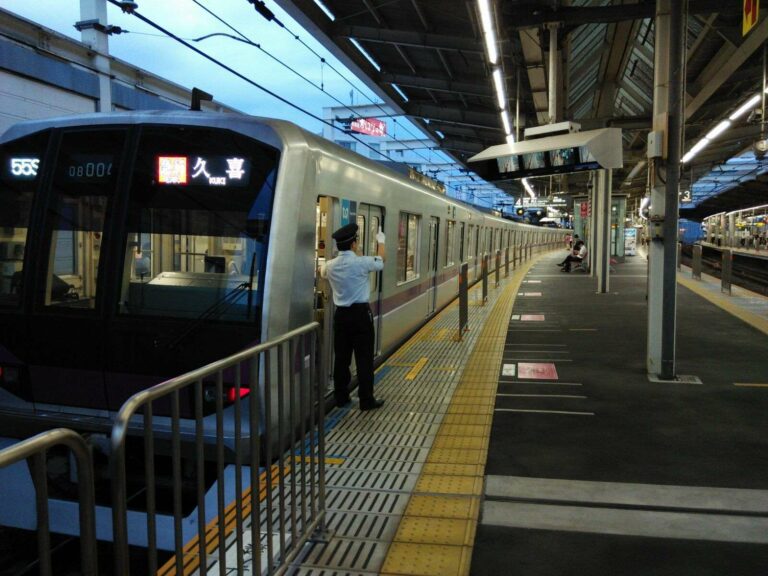 KRL seri 08 milik Tokyo Metro yang beroperasi di jalur Hanzomon