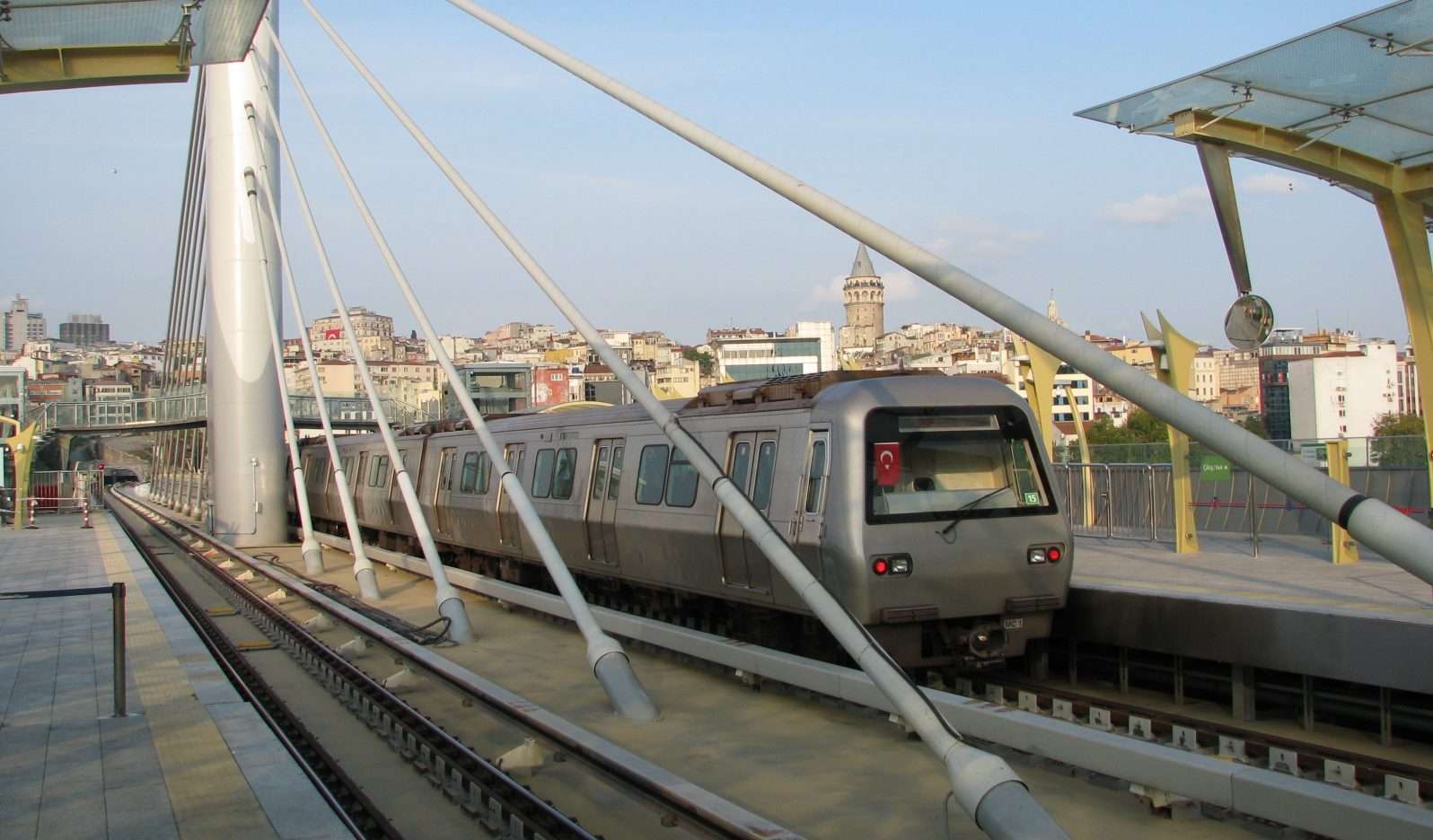 Istanbul_Metro_Golden_Horn_Station_5