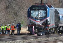 Tabrak Ekskavator, Kereta Api Amtrak Anjlok di Pennsylvania Lokomotif Kereta Amtrak yang ringsek setelah menabrak ekskavator | Foto: elkhartruth.com
