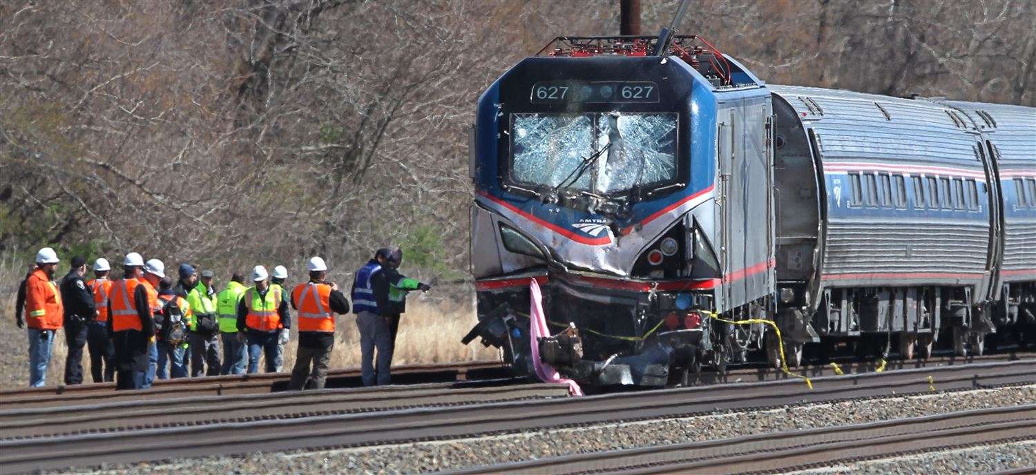 Train-Derails-Pennsylvania-9 Lokomotif Kereta Amtrak yang ringsek setelah menabrak ekskavator | Foto: elkhartruth.com