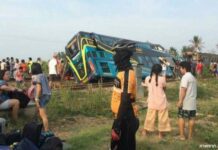 Terobos Perlintasan, Bus Tingkat Dihajar Kereta Dan Terekam Kamera CCTV Bus Tingkat Dihajar Kereta