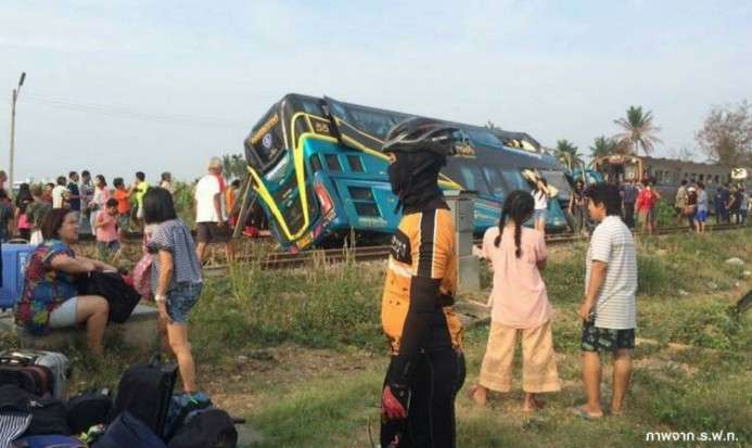 bus tingkat thai Bus Tingkat Dihajar Kereta