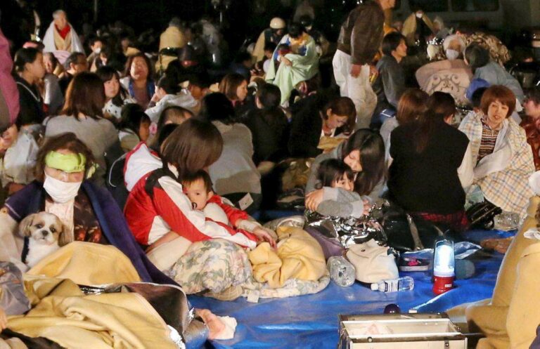 Korban Gempa Kumamoto yang kini berada di pengungsian | Foto: assets.nydailynews.com