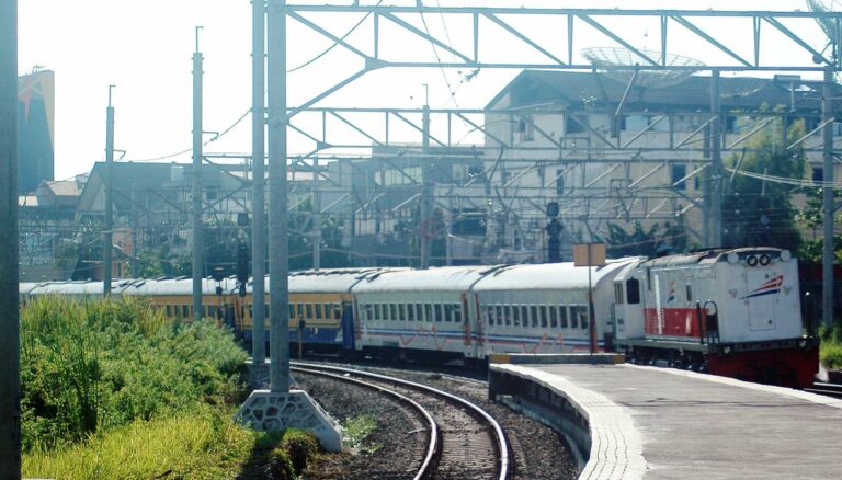 Pengiriman rangkaian untuk perjalanan terakhir KA Tegal Arum relasi Pasar Senen - Tegal melintas di stasiun Kampung Bandan (3/4)