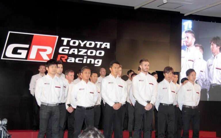 Para kru dan pembalap yang membela pabrikan Lexus di musim 2016 (sumber gambar: supergt.net)
