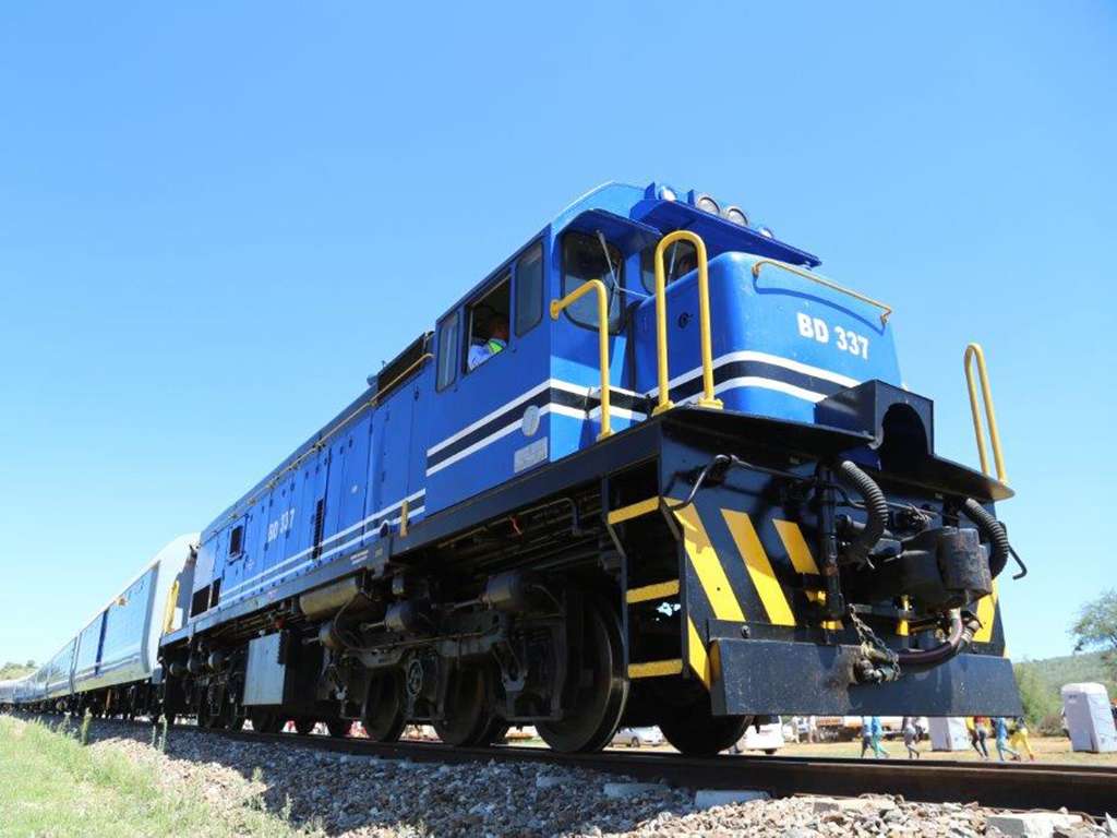 tn_bw-br-loco-passenger-coaches-transnet