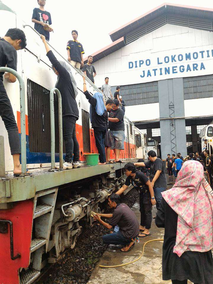 Para peserta yang sangat antusias mencuci lokomotif CC201-77 13 | Foto: Emmanuel Rio C