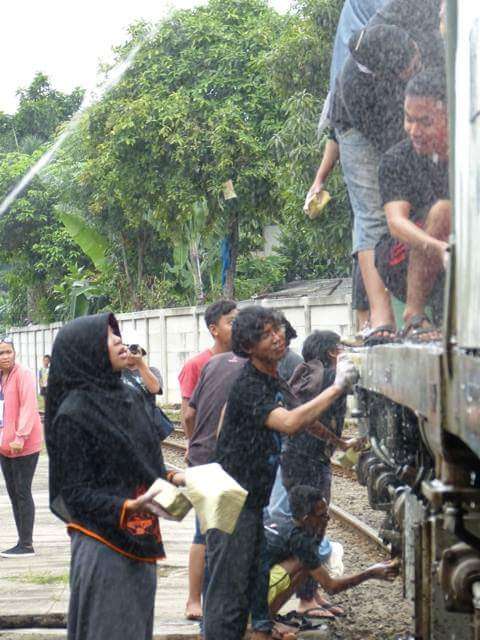 Serunya acara cuci lokomotif! | Foto: Andi Ardiansyah