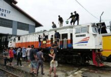 Tunjukkan Kecintaan, Railfans Cuci Lokomotif Bersama di Dipo Lokomotif Jatinegara