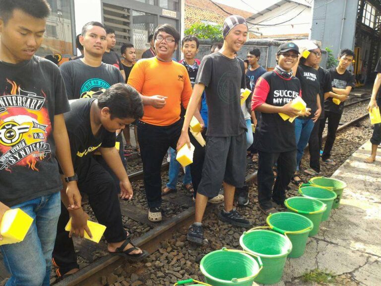 Persiapan mencuci lokomotif! | Foto: Emmanuel Rio C