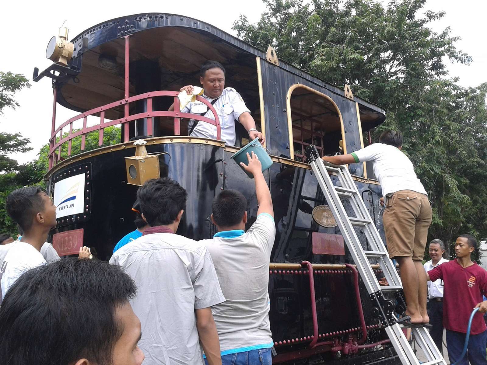 railfans bersihkan monumen lokomotif trem uap b12 39 stasiun surabaya pasar turi - 1 HD Gallery | Kaori Nusantara 2025