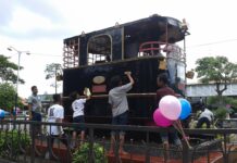 Railfans Bersihkan Monumen Lokomotif Trem Uap B12 39 Stasiun Surabaya Pasar Turi