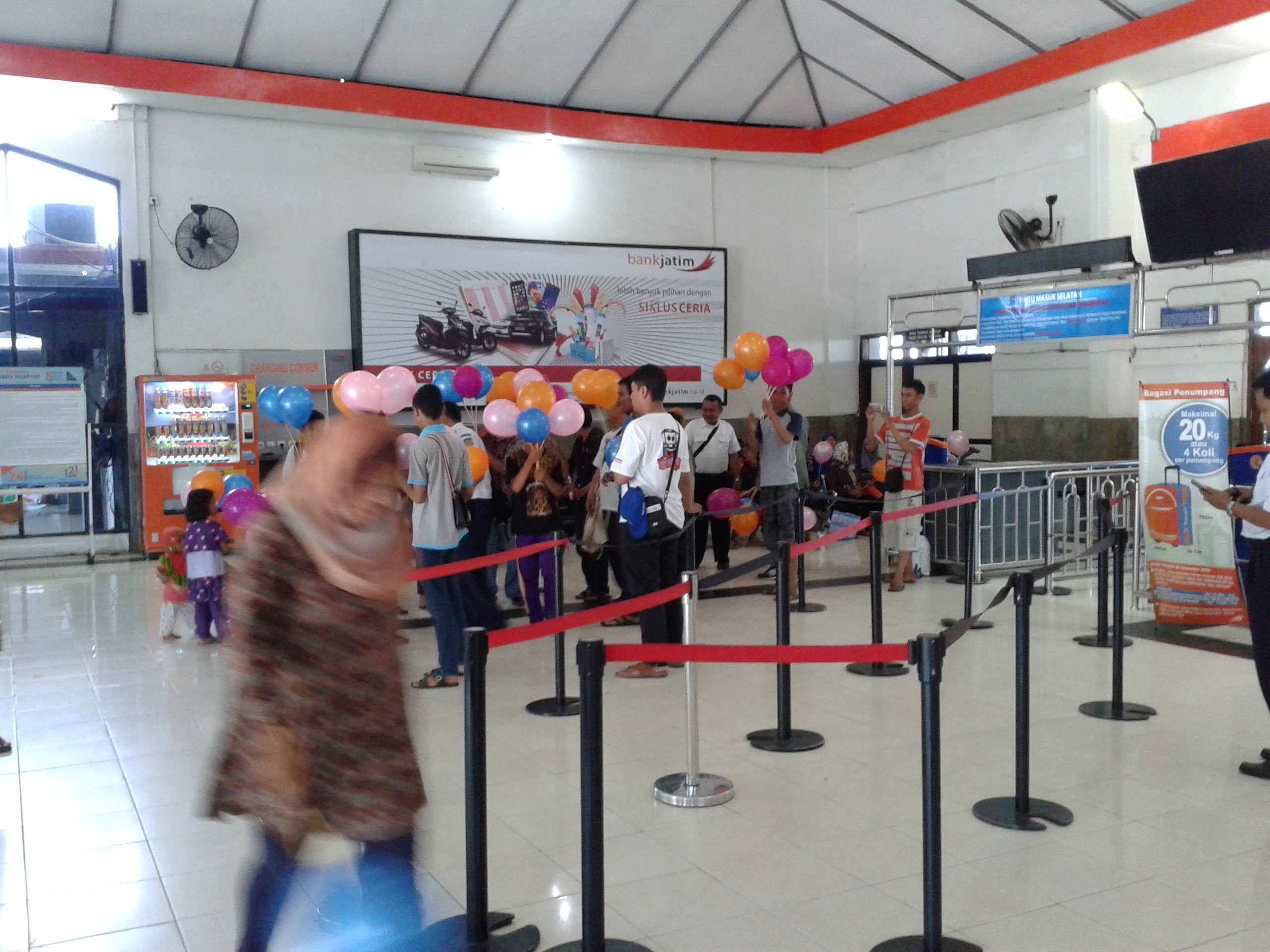 railfans bersihkan monumen lokomotif trem uap b12 39 stasiun surabaya pasar turi - 1 HD Gallery | Kaori Nusantara 2025