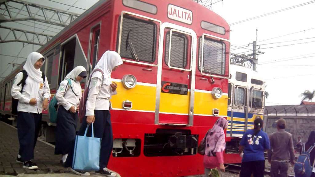 KRL 8513F, stasiun Bogor, Juni 2012 (Kevin W)