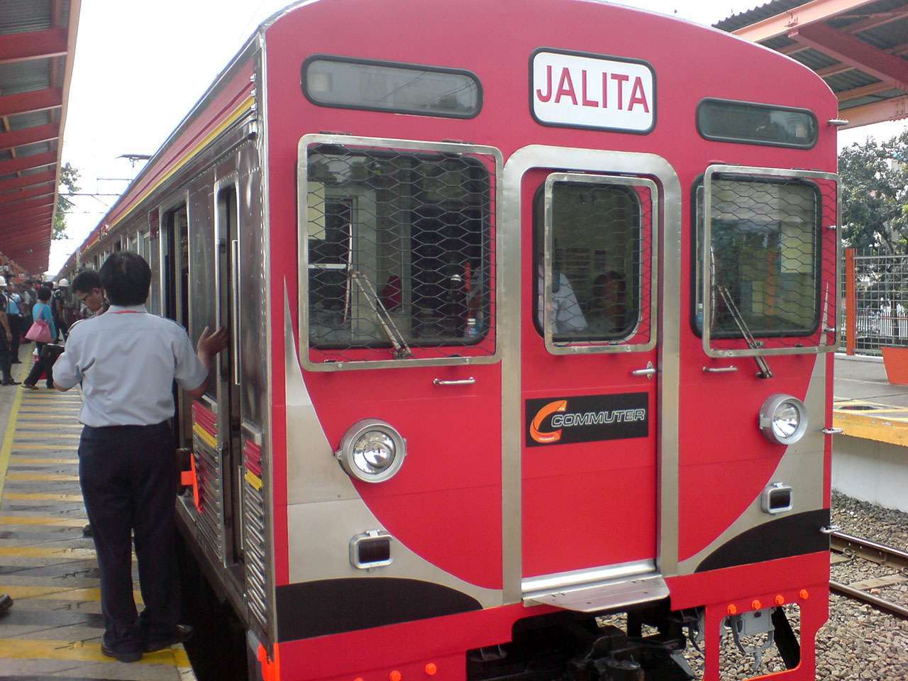 KRL 8513F pada saat pemberangkatan pertamanya di stasiun Tanjung Barat, 19 Mei 2009 (Kevin Wilyan)
