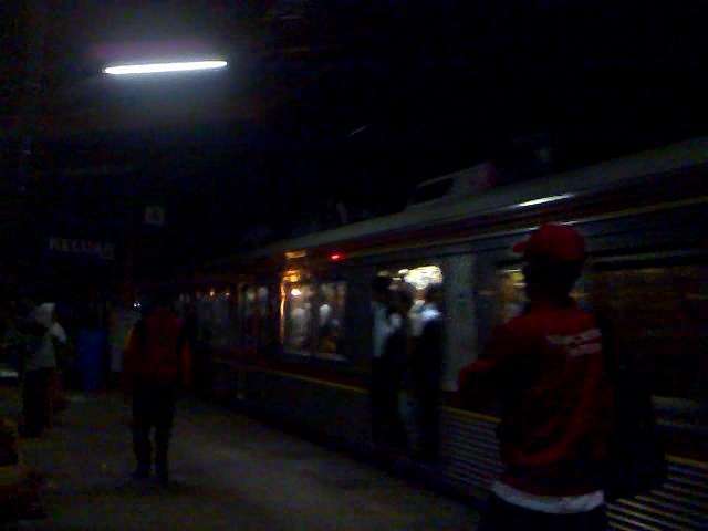 KRL Jalita yang diganjal pintunya, 11 November 2010 (Kevin W)