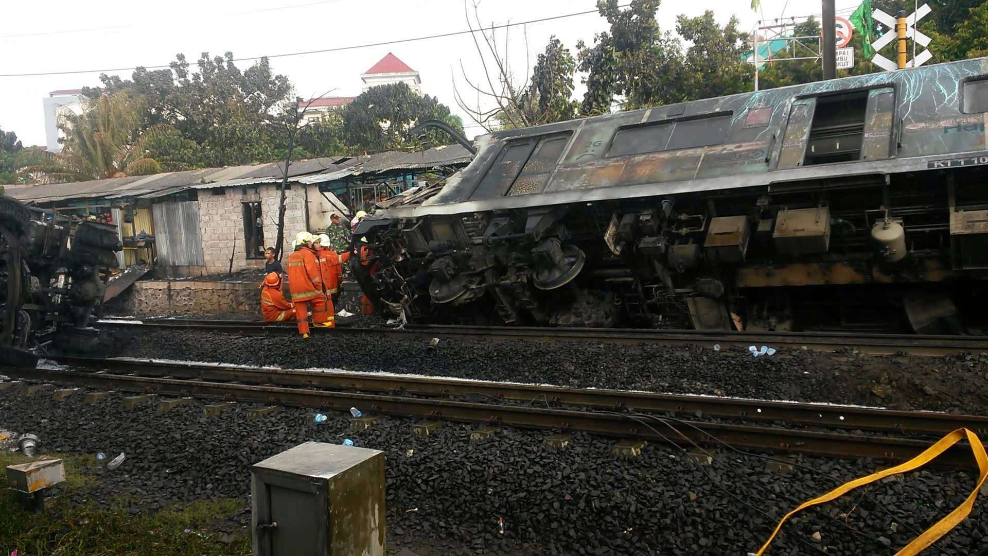 Kereta 7121 yang hangus terbakar pada tragedi Bintaro 2, 9 Desember 2013 (https://www.youtube.com/watch?v=KI5CTpex-oI)