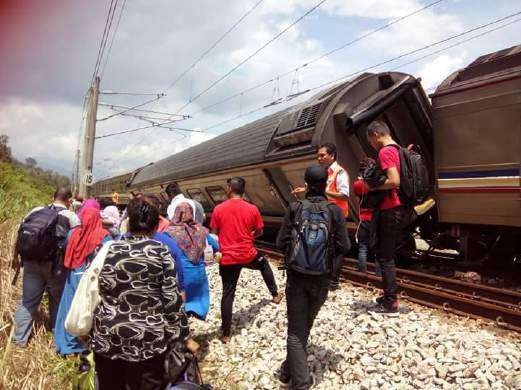 Salah satu kereta dari KA KTMB Komuter yang anjlog di dekat Stasiun Batang Kali| sumber: nst.com.my