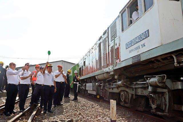 EVP Daop 1, John Robertho yang melepas kepergian KA Angkutan motor gratis di Stasiun Jakarta Gudang | Sumber: Kereta Api Kita (facebook)